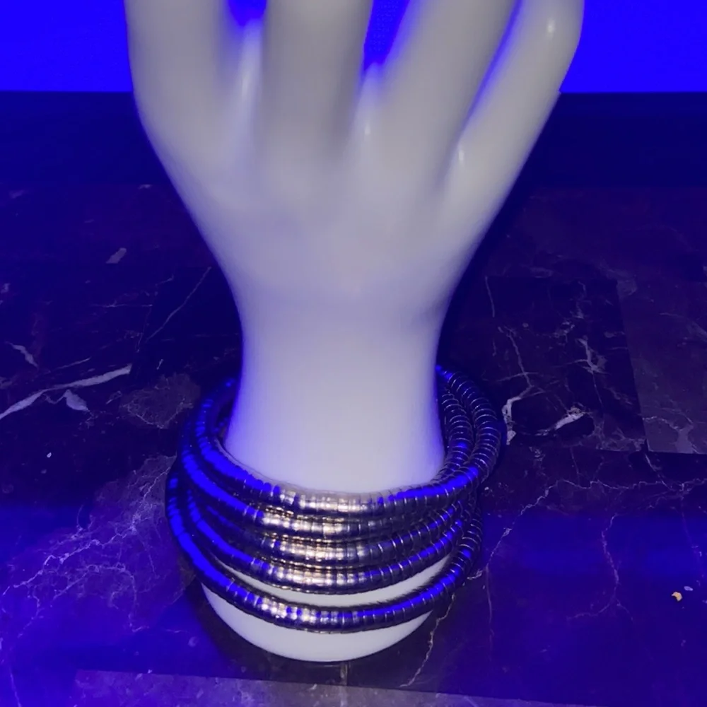 Beautiful Silvertone Expandable Bracelet One Size - Picture 3 of 4